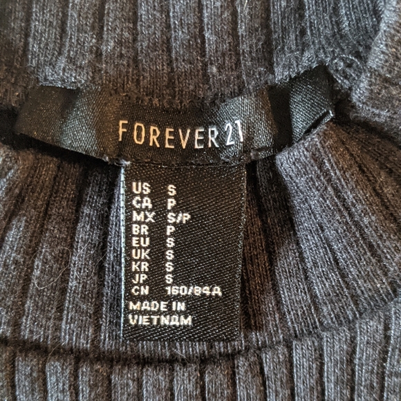 FOREVER21 MOCK NECK SLEEVELESS CROP TOP - Picture 2 of 2